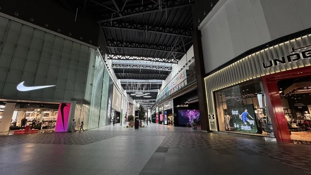 محلات تجارية عالمية ومحلية بمجمع يو ووك فى مدينة جدة، المملكة العربية السعودية، 15 من  فبراير 2024، ممشى مفتوح بتصميم عصري، مطاعم ومقاهي ، وجهة حضرية متكاملة للمشي والترفيه والتسوق،  جلسات خارجية ومساحات اجتماعية، أجواء عائلية وشبابية نابضة بالحياة.