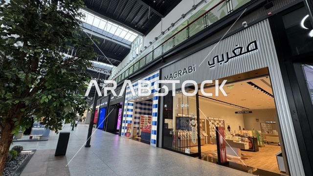 محلات تجارية عالمية ومحلية بمجمع يو ووك فى مدينة جدة، المملكة العربية السعودية، 15 من  فبراير 2024، ممشى مفتوح بتصميم عصري، مطاعم ومقاهي ، وجهة حضرية متكاملة للمشي والترفيه والتسوق،  جلسات خارجية ومساحات اجتماعية، أجواء عائلية وشبابية نابضة بالحياة.