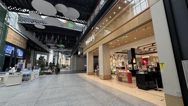 محلات تجارية عالمية ومحلية بمجمع يو ووك فى مدينة جدة، المملكة العربية السعودية، 15 من  فبراير 2024، ممشى مفتوح بتصميم عصري، مطاعم ومقاهي ، وجهة حضرية متكاملة للمشي والترفيه والتسوق،  جلسات خارجية ومساحات اجتماعية، أجواء عائلية وشبابية نابضة بالحياة.