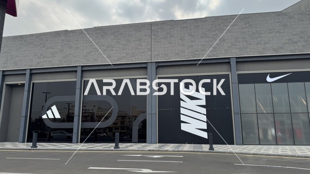 علامة نايك التجارية بمجمع يو ووك فى مدينة جدة، المملكة العربية السعودية، 15 من  فبراير 2024، ممشى مفتوح بتصميم عصري، مطاعم ومقاهي عالمية ومحلية، وجهة حضرية متكاملة للمشي والترفيه والتسوق،  جلسات خارجية ومساحات اجتماعية، أجواء عائلية وشبابية نابضة بالحياة.