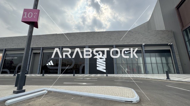 علامة نايك التجارية بمجمع يو ووك فى مدينة جدة، المملكة العربية السعودية، 15 من  فبراير 2024، ممشى مفتوح بتصميم عصري، مطاعم ومقاهي عالمية ومحلية، وجهة حضرية متكاملة للمشي والترفيه والتسوق،  جلسات خارجية ومساحات اجتماعية، أجواء عائلية وشبابية نابضة بالحياة.