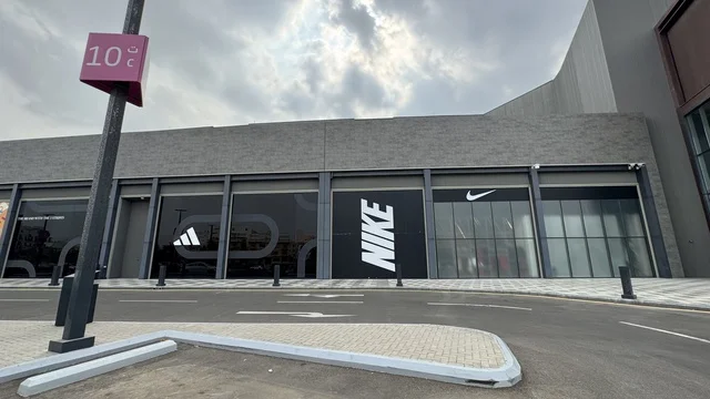 علامة نايك التجارية بمجمع يو ووك فى مدينة جدة، المملكة العربية السعودية، 15 من  فبراير 2024، ممشى مفتوح بتصميم عصري، مطاعم ومقاهي عالمية ومحلية، وجهة حضرية متكاملة للمشي والترفيه والتسوق،  جلسات خارجية ومساحات اجتماعية، أجواء عائلية وشبابية نابضة بالحياة.