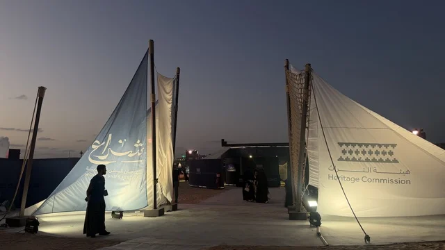 تجارب تثقيفية وتفاعلية فريدة للزوار في مهرجان السفن الخشبية على شاطئ الحمراء بجدة في المملكة العربية السعودية 12 إلى 16 يناير 2026، عروض لمراحل بناء السفن التقليدية والأدوات والمواد المستخدمة،  التراث البحري، الأنشطة التفاعلية والعروض الثقافية