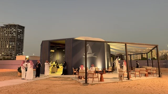 منطقة خارجية مكان استراحة مؤقت، مهرجان السفن الخشبية على شاطئ الحمراء بجدة في المملكة العربية السعودية 12 إلى 16 يناير 2026، عروض لمراحل بناء السفن التقليدية والأدوات والمواد المستخدمة،  التراث البحري، الأنشطة التفاعلية والعروض الثقافية