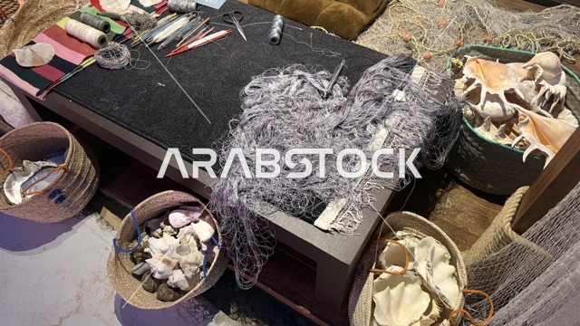 شبكة صيد رمادية متشابكة على الطاولة، مهرجان السفن الخشبية على شاطئ الحمراء بجدة في المملكة العربية السعودية 12 إلى 16 يناير 2026، عروض لمراحل بناء السفن التقليدية والأدوات والمواد المستخدمة،  التراث البحري، الأنشطة التفاعلية والعروض الثقافية