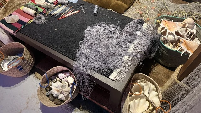 شبكة صيد رمادية متشابكة على الطاولة، مهرجان السفن الخشبية على شاطئ الحمراء بجدة في المملكة العربية السعودية 12 إلى 16 يناير 2026، عروض لمراحل بناء السفن التقليدية والأدوات والمواد المستخدمة،  التراث البحري، الأنشطة التفاعلية والعروض الثقافية