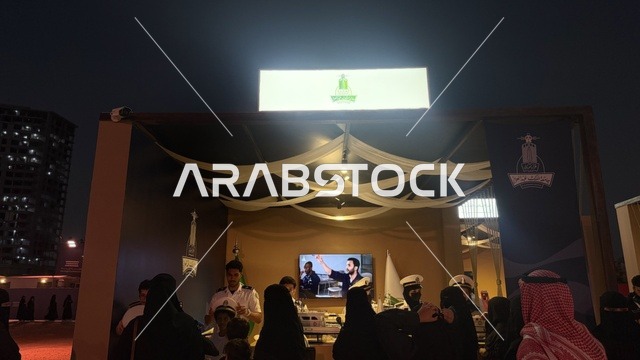 مكان بديكور تقليدية وبعض الأشخاص يرتدون ملابس تقليدية، مهرجان السفن الخشبية على شاطئ الحمراء بجدة في المملكة العربية السعودية 12 إلى 16 يناير 2026، عروض لمراحل بناء السفن التقليدية والأدوات والمواد المستخدمة،  التراث البحري، الأنشطة التفاعلية والعروض الثقافية