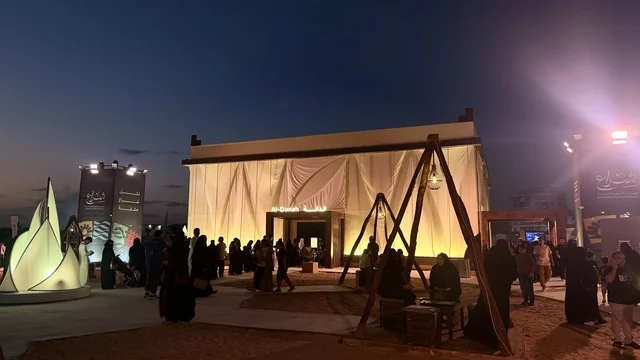 مبنى مؤقت يشبه الخيمة مضاء من الداخل، مهرجان السفن الخشبية على شاطئ الحمراء بجدة في المملكة العربية السعودية 12 إلى 16 يناير 2026، عروض لمراحل بناء السفن التقليدية والأدوات والمواد المستخدمة،  التراث البحري والهوية الساحلية، الأنشطة التفاعلية والعروض الثقافية