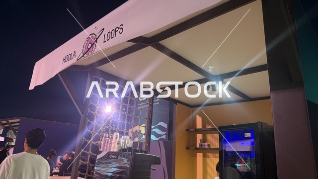 لافتة على متجر خارجي في مهرجان السفن الخشبية على شاطئ الحمراء بجدة في المملكة العربية السعودية 12 إلى 16 يناير 2026، عروض لمراحل بناء السفن التقليدية والأدوات والمواد المستخدمة،  التراث البحري والهوية الساحلية، الأنشطة التفاعلية والعروض الثقافية