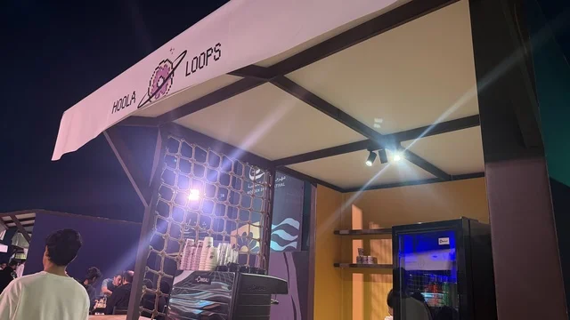 لافتة على متجر خارجي في مهرجان السفن الخشبية على شاطئ الحمراء بجدة في المملكة العربية السعودية 12 إلى 16 يناير 2026، عروض لمراحل بناء السفن التقليدية والأدوات والمواد المستخدمة،  التراث البحري والهوية الساحلية، الأنشطة التفاعلية والعروض الثقافية