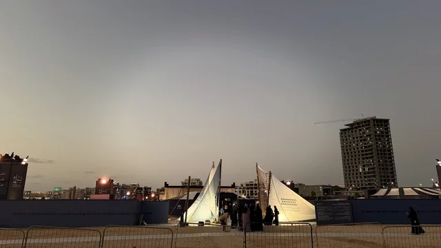 منشآت فنية على شكل أشرعة مضاءة، مهرجان السفن الخشبية على شاطئ الحمراء بجدة في المملكة العربية السعودية 12 إلى 16 يناير 2026، عروض لمراحل بناء السفن التقليدية والأدوات والمواد المستخدمة،  التراث البحري، الأنشطة التفاعلية والعروض الثقافية