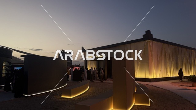 مجموعة من الأشخاص عند مدخل المبنى، مهرجان السفن الخشبية على شاطئ الحمراء بجدة في المملكة العربية السعودية 12 إلى 16 يناير 2026، عروض لمراحل بناء السفن التقليدية والأدوات والمواد المستخدمة،  التراث البحري، الأنشطة التفاعلية والعروض الثقافية