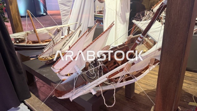 نماذج قوارب شراعية مصغرة، مهرجان السفن الخشبية على شاطئ الحمراء بجدة في المملكة العربية السعودية 12 إلى 16 يناير 2026، عروض لمراحل بناء السفن التقليدية والأدوات والمواد المستخدمة،  التراث البحري، الأنشطة التفاعلية والعروض الثقافية