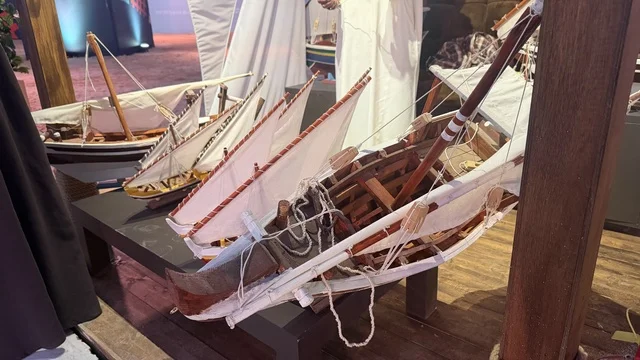 نماذج قوارب شراعية مصغرة، مهرجان السفن الخشبية على شاطئ الحمراء بجدة في المملكة العربية السعودية 12 إلى 16 يناير 2026، عروض لمراحل بناء السفن التقليدية والأدوات والمواد المستخدمة،  التراث البحري، الأنشطة التفاعلية والعروض الثقافية