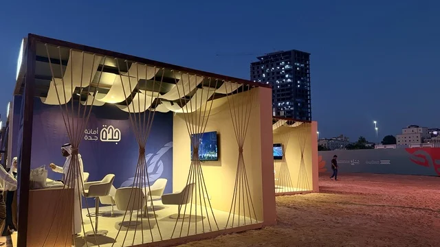 مبنى مؤقت يشبه الخيمة مضاء من الداخل، مهرجان السفن الخشبية على شاطئ الحمراء بجدة في المملكة العربية السعودية 12 إلى 16 يناير 2026، عروض لمراحل بناء السفن التقليدية والأدوات والمواد المستخدمة،  التراث البحري والهوية الساحلية، الأنشطة التفاعلية والعروض الثقافية