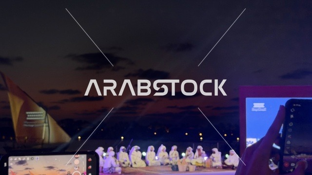 عرض مسرحي يرتدي المؤدون ملابس تقليدية في مهرجان السفن الخشبية على شاطئ الحمراء بجدة في المملكة العربية السعودية 12 إلى 16 يناير 2026، عروض لمراحل بناء السفن التقليدية والأدوات والمواد المستخدمة،  التراث البحري والهوية الساحلية، الأنشطة التفاعلية والعروض الثقافية