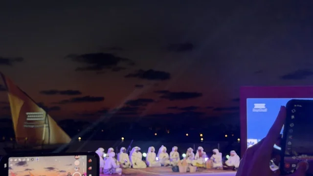 عرض مسرحي يرتدي المؤدون ملابس تقليدية في مهرجان السفن الخشبية على شاطئ الحمراء بجدة في المملكة العربية السعودية 12 إلى 16 يناير 2026، عروض لمراحل بناء السفن التقليدية والأدوات والمواد المستخدمة،  التراث البحري والهوية الساحلية، الأنشطة التفاعلية والعروض الثقافية