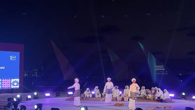 عرض مسرحي يرتدي المؤدون ملابس تقليدية في مهرجان السفن الخشبية على شاطئ الحمراء بجدة في المملكة العربية السعودية 12 إلى 16 يناير 2026، عروض لمراحل بناء السفن التقليدية والأدوات والمواد المستخدمة،  التراث البحري والهوية الساحلية، الأنشطة التفاعلية والعروض الثقافية