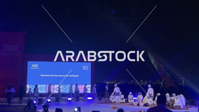 أداء حي على مسرح خارجي في الليل في مهرجان السفن الخشبية على شاطئ الحمراء بجدة في المملكة العربية السعودية 12 إلى 16 يناير 2026، عروض لمراحل بناء السفن التقليدية والأدوات والمواد المستخدمة،  التراث البحري والهوية الساحلية، الأنشطة التفاعلية والعروض الثقافية