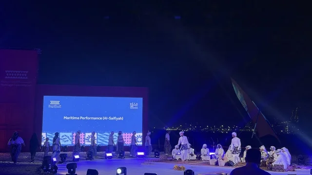 أداء حي على مسرح خارجي في الليل في مهرجان السفن الخشبية على شاطئ الحمراء بجدة في المملكة العربية السعودية 12 إلى 16 يناير 2026، عروض لمراحل بناء السفن التقليدية والأدوات والمواد المستخدمة،  التراث البحري والهوية الساحلية، الأنشطة التفاعلية والعروض الثقافية