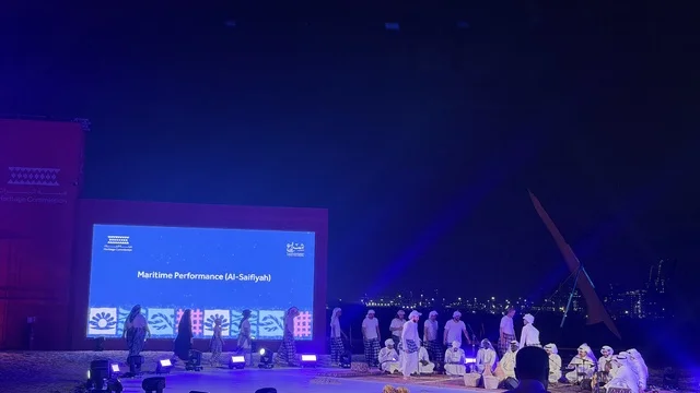 شاشة عرض كبير في مهرجان السفن الخشبية على شاطئ الحمراء بجدة في المملكة العربية السعودية 12 إلى 16 يناير 2026، عروض لمراحل بناء السفن التقليدية والأدوات والمواد المستخدمة،  التراث البحري والهوية الساحلية، الأنشطة التفاعلية والعروض الثقافية