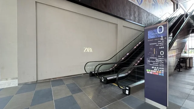 السلم الكهربائي بمجمع يو ووك فى مدينة جدة، المملكة العربية السعودية، 15 من  فبراير 2024، ممشى مفتوح بتصميم عصري، مطاعم ومقاهي عالمية ومحلية، وجهة حضرية متكاملة للمشي والترفيه والتسوق،  جلسات خارجية ومساحات اجتماعية، أجواء عائلية وشبابية نابضة بالحياة.