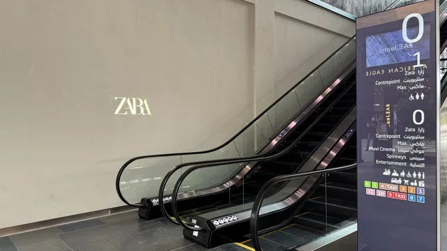 The escalator at the U Walk complex in Jeddah, Saudi Arabia, February 15, 2024, an open walkway with a modern design, international and local restaurants and cafes, a comprehensive urban destination for walking, entertainment, and shopping, outdoor seating and social spaces, a vibrant family and youth atmosphere.