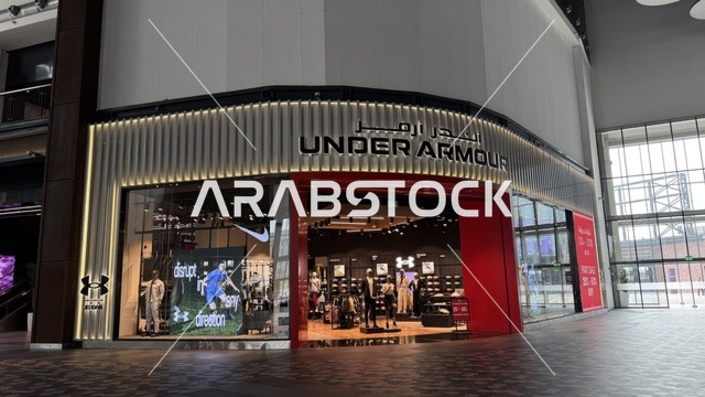 محلات لعلامات تجارية بمجمع يو ووك فى مدينة جدة، المملكة العربية السعودية، 15 من  فبراير 2024، ممشى مفتوح بتصميم عصري، مطاعم ومقاهي عالمية ومحلية، وجهة حضرية متكاملة للمشي والترفيه والتسوق،  جلسات خارجية ومساحات اجتماعية، أجواء عائلية وشبابية نابضة بالحياة.