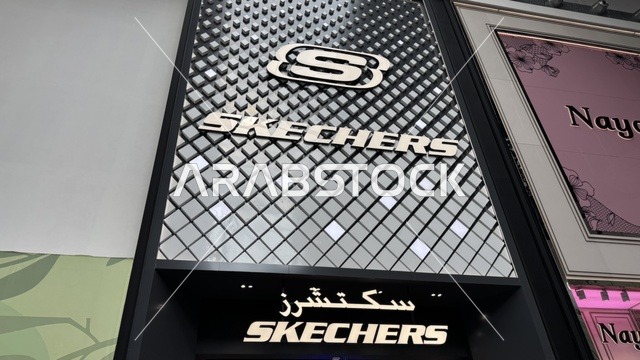 محلات لعلامات تجارية بمجمع يو ووك فى مدينة جدة، المملكة العربية السعودية، 15 من  فبراير 2024، ممشى مفتوح بتصميم عصري، مطاعم ومقاهي عالمية ومحلية، وجهة حضرية متكاملة للمشي والترفيه والتسوق،  جلسات خارجية ومساحات اجتماعية، أجواء عائلية وشبابية نابضة بالحياة.