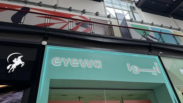 محلات لعلامات تجارية بمجمع يو ووك فى مدينة جدة، المملكة العربية السعودية، 15 من  فبراير 2024، ممشى مفتوح بتصميم عصري، مطاعم ومقاهي عالمية ومحلية، وجهة حضرية متكاملة للمشي والترفيه والتسوق،  جلسات خارجية ومساحات اجتماعية، أجواء عائلية وشبابية نابضة بالحياة.