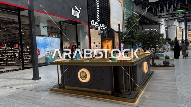 محلات لعلامات تجارية بمجمع يو ووك فى مدينة جدة، المملكة العربية السعودية، 15 من  فبراير 2024، ممشى مفتوح بتصميم عصري، مطاعم ومقاهي عالمية ومحلية، وجهة حضرية متكاملة للمشي والترفيه والتسوق،  جلسات خارجية ومساحات اجتماعية، أجواء عائلية وشبابية نابضة بالحياة.