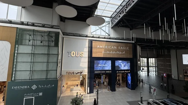 محلات لعلامات تجارية بمجمع يو ووك فى مدينة جدة، المملكة العربية السعودية، 15 من  فبراير 2024، ممشى مفتوح بتصميم عصري، مطاعم ومقاهي عالمية ومحلية، وجهة حضرية متكاملة للمشي والترفيه والتسوق،  جلسات خارجية ومساحات اجتماعية، أجواء عائلية وشبابية نابضة بالحياة.