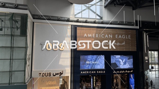 محلات لعلامات تجارية بمجمع يو ووك فى مدينة جدة، المملكة العربية السعودية، 15 من  فبراير 2024، ممشى مفتوح بتصميم عصري، مطاعم ومقاهي عالمية ومحلية، وجهة حضرية متكاملة للمشي والترفيه والتسوق،  جلسات خارجية ومساحات اجتماعية، أجواء عائلية وشبابية نابضة بالحياة.