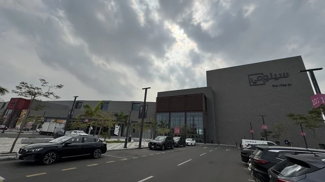 وقوف السيارات في الباركينج الخارجي فى منطقة اليو ووك فى مدينة جدة، المملكة العربية السعودية، يوم 15 من فبراير 2024 ، التصميم الخارجي لمبنى مول سينومي ، مطاعم ومقاهي عالمية ومحلية، وجهة حضرية متكاملة للمشي والترفيه والتسوق، علامات تجارية متنوعة ، فعاليات موسمية وأنشطة ترفيهية،أجواء عائلية وشبابية نابضة بالحياة. وقوف السيارات في الباركينج الخارجي فى منطقة اليو ووك فى مدينة جدة، المملكة العربية السعودية، يوم 15 من فبراير 2024 ، التصميم الخارجي لمبنى مول سينومي ، مطاعم ومقاهي عالمية ومحلية، وجهة حضرية متكاملة للمشي والترفيه والتسوق، علامات تجارية متنوعة ، فعاليات موسمية وأنشطة ترفيهية،أجواء عائلية وشبابية نابضة بالحياة.