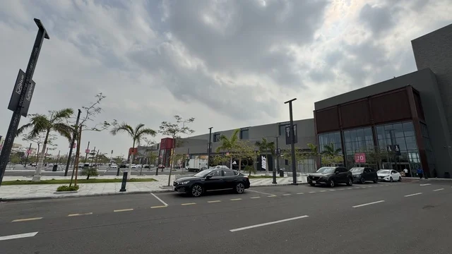 وقوف السيارات في الباركينج الخارجي فى منطقة اليو ووك فى مدينة جدة، المملكة العربية السعودية، يوم 15 من فبراير 2024 ، التصميم الخارجي لمبنى مول سينومي ، مطاعم ومقاهي عالمية ومحلية، وجهة حضرية متكاملة للمشي والترفيه والتسوق، علامات تجارية متنوعة ، فعاليات موسمية وأنشطة ترفيهية،أجواء عائلية وشبابية نابضة بالحياة.