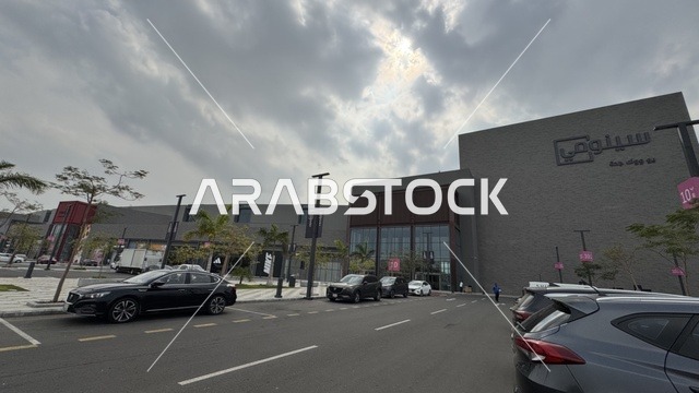 وقوف السيارات في الباركينج الخارجي فى منطقة اليو ووك فى مدينة جدة، المملكة العربية السعودية، يوم 15 من فبراير 2024 ، التصميم الخارجي لمبنى مول سينومي ، مطاعم ومقاهي عالمية ومحلية، وجهة حضرية متكاملة للمشي والترفيه والتسوق، علامات تجارية متنوعة ، فعاليات موسمية وأنشطة ترفيهية،أجواء عائلية وشبابية نابضة بالحياة.