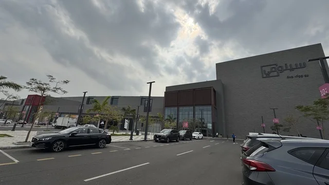 وقوف السيارات في الباركينج الخارجي فى منطقة اليو ووك فى مدينة جدة، المملكة العربية السعودية، يوم 15 من فبراير 2024 ، التصميم الخارجي لمبنى مول سينومي ، مطاعم ومقاهي عالمية ومحلية، وجهة حضرية متكاملة للمشي والترفيه والتسوق، علامات تجارية متنوعة ، فعاليات موسمية وأنشطة ترفيهية،أجواء عائلية وشبابية نابضة بالحياة.