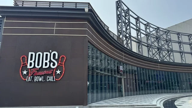 مركز تجاري محلي بمنطقة اليو ووك فى مدينة جدة، المملكة العربية السعودية، يوم 15 من فبراير 2024 ،  مطاعم ومقاهي عالمية ومحلية، وجهة حضرية متكاملة للمشي والترفيه والتسوق، علامات تجارية متنوعة ، فعاليات موسمية وأنشطة ترفيهية،أجواء عائلية وشبابية نابضة بالحياة.