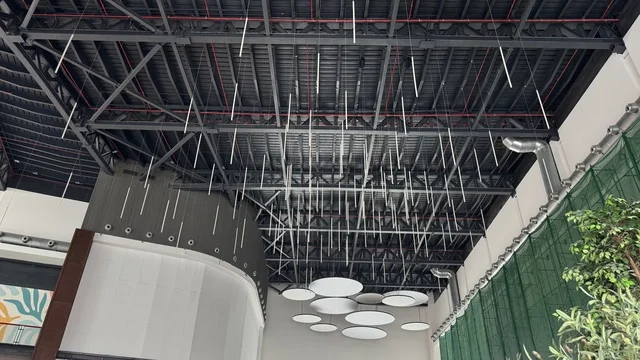 An industrial roof with an advanced design in the Yew Walk area in Jeddah, Saudi Arabia, on February 15, 2024, featuring international and local restaurants and cafes, a comprehensive urban destination for walking, entertainment, and shopping, diverse brands, seasonal events, and recreational activities, with a vibrant family and youth atmosphere.