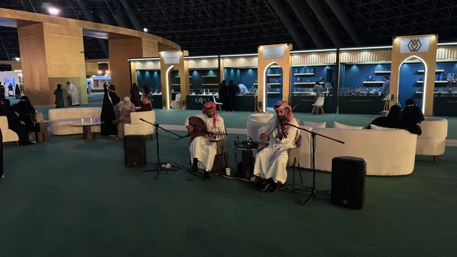 عرض موسيقي حي امام احدي المطاعم في معرض الذهب والمجوهرات بمدينة جدة، المملكة العربية السعودية، يوم 12 من يناير 2026 ، فعالية تجارية متخصصة تجمع أبرز دور الذهب والمجوهرات، مشاركة علامات تجارية محلية وعالمية ، أحدث صيحات المشغولات الذهبية والأحجار الكريمة ، أجواء راقية وتجربة تسوق مميزة لعشاق الفخامة.