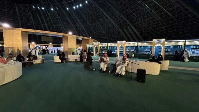 عرض موسيقي حي امام احدي المطاعم في معرض الذهب والمجوهرات بمدينة جدة، المملكة العربية السعودية، يوم 12 من يناير 2026 ، فعالية تجارية متخصصة تجمع أبرز دور الذهب والمجوهرات، مشاركة علامات تجارية محلية وعالمية ، أحدث صيحات المشغولات الذهبية والأحجار الكريمة ، أجواء راقية وتجربة تسوق مميزة لعشاق الفخامة.