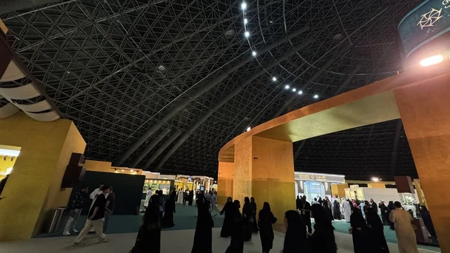 تجمع الزوار في معرض الذهب والمجوهرات بمدينة جدة، المملكة العربية السعودية، يوم 12 من يناير 2026 ، فعالية تجارية متخصصة تجمع أبرز دور الذهب والمجوهرات، مشاركة علامات تجارية محلية وعالمية ، أحدث صيحات المشغولات الذهبية والأحجار الكريمة ، أجواء راقية وتجربة تسوق مميزة لعشاق الفخامة.