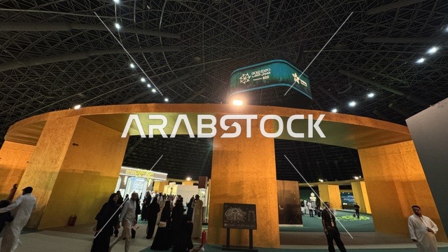 تجمع الزوار في معرض الذهب والمجوهرات بمدينة جدة، المملكة العربية السعودية، يوم 12 من يناير 2026 ، فعالية تجارية متخصصة تجمع أبرز دور الذهب والمجوهرات، مشاركة علامات تجارية محلية وعالمية ، أحدث صيحات المشغولات الذهبية والأحجار الكريمة ، أجواء راقية وتجربة تسوق مميزة لعشاق الفخامة.