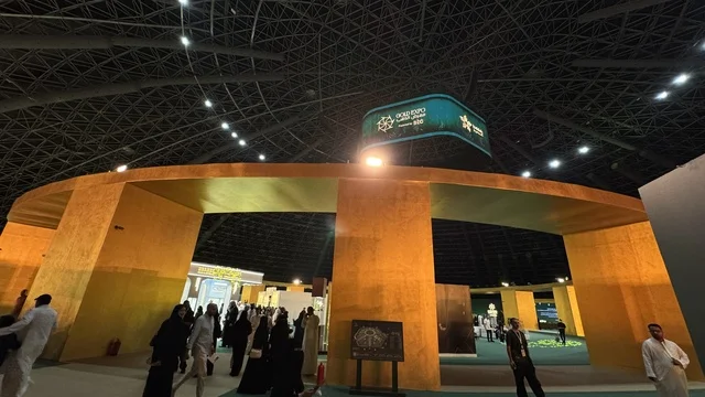 Visitors gathered at the Gold and Jewelry Exhibition in Jeddah, Saudi Arabia, on January 12, 2026, a specialized commercial event that brings together the most prominent gold and jewelry houses, featuring local and international brands, the latest trends in gold crafts and gemstones, an upscale atmosphere, and a unique shopping experience for luxury enthusiasts.