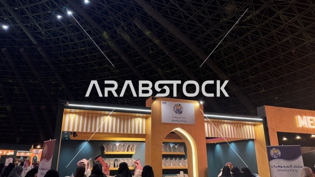 تجمع الزوار في معرض الذهب والمجوهرات بمدينة جدة، المملكة العربية السعودية، يوم 12 من يناير 2026 ، فعالية تجارية متخصصة تجمع أبرز دور الذهب والمجوهرات، مشاركة علامات تجارية محلية وعالمية ، أحدث صيحات المشغولات الذهبية والأحجار الكريمة ، أجواء راقية وتجربة تسوق مميزة لعشاق الفخامة.