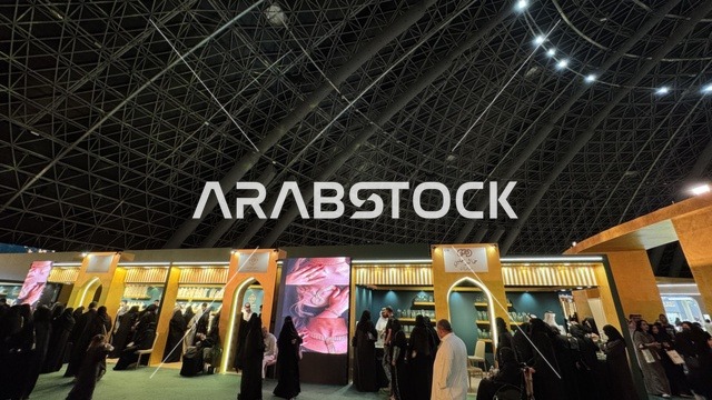 تجمع الزوار في معرض الذهب والمجوهرات بمدينة جدة، المملكة العربية السعودية، يوم 12 من يناير 2026 ، فعالية تجارية متخصصة تجمع أبرز دور الذهب والمجوهرات، مشاركة علامات تجارية محلية وعالمية ، أحدث صيحات المشغولات الذهبية والأحجار الكريمة ، أجواء راقية وتجربة تسوق مميزة لعشاق الفخامة.
