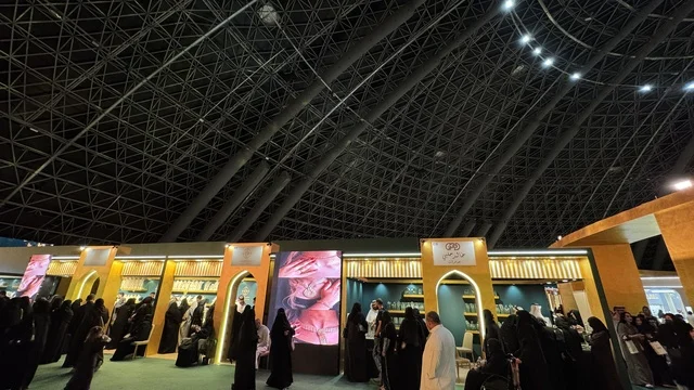 تجمع الزوار في معرض الذهب والمجوهرات بمدينة جدة، المملكة العربية السعودية، يوم 12 من يناير 2026 ، فعالية تجارية متخصصة تجمع أبرز دور الذهب والمجوهرات، مشاركة علامات تجارية محلية وعالمية ، أحدث صيحات المشغولات الذهبية والأحجار الكريمة ، أجواء راقية وتجربة تسوق مميزة لعشاق الفخامة.