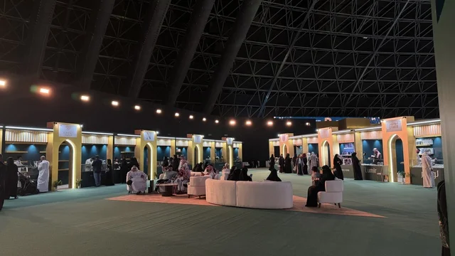 تجمع الزوار في معرض الذهب والمجوهرات بمدينة جدة، المملكة العربية السعودية، يوم 12 من يناير 2026 ، فعالية تجارية متخصصة تجمع أبرز دور الذهب والمجوهرات، مشاركة علامات تجارية محلية وعالمية ، أحدث صيحات المشغولات الذهبية والأحجار الكريمة ، أجواء راقية وتجربة تسوق مميزة لعشاق الفخامة.