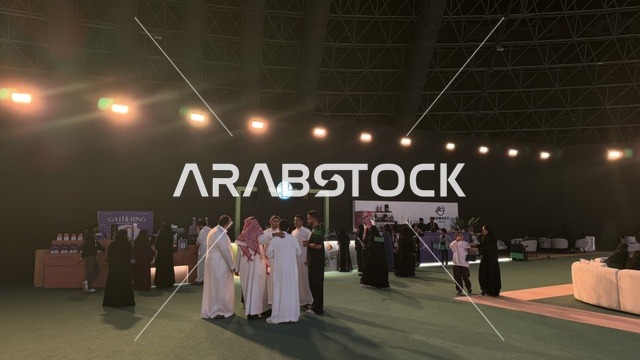 تجمع الزوار في معرض الذهب والمجوهرات بمدينة جدة، المملكة العربية السعودية، يوم 12 من يناير 2026 ، فعالية تجارية متخصصة تجمع أبرز دور الذهب والمجوهرات، مشاركة علامات تجارية محلية وعالمية ، أحدث صيحات المشغولات الذهبية والأحجار الكريمة ، أجواء راقية وتجربة تسوق مميزة لعشاق الفخامة.