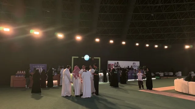 تجمع الزوار في معرض الذهب والمجوهرات بمدينة جدة، المملكة العربية السعودية، يوم 12 من يناير 2026 ، فعالية تجارية متخصصة تجمع أبرز دور الذهب والمجوهرات، مشاركة علامات تجارية محلية وعالمية ، أحدث صيحات المشغولات الذهبية والأحجار الكريمة ، أجواء راقية وتجربة تسوق مميزة لعشاق الفخامة.